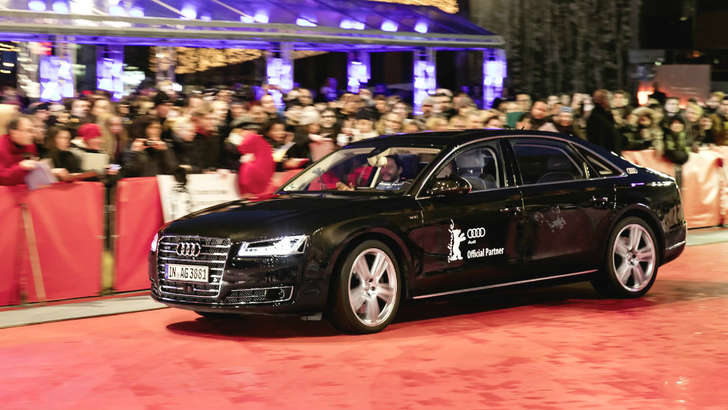 Audi A8 ҳайдовчисиз VIP-таксига айлантирилди