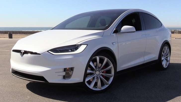 Tesla o'zining dasturiy ta'minoti yangilanishi tufayli 40 000 ta eski elektromobilni qaytarib oladi