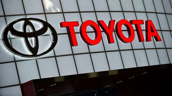 Toyota kompaniyasining sof foydasi deyarli bir yarim barobar kamaydi