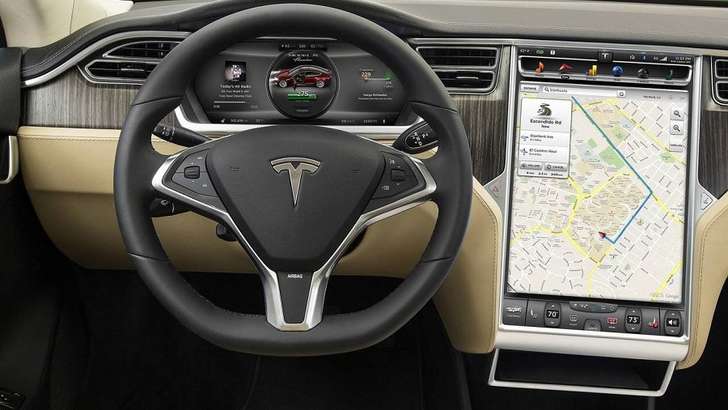 Tesla avtomobillari chuqurdan qochishni o‘rgandilar