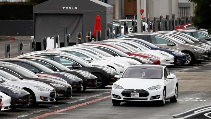 Tesla dasturiy kamchilik tufayli 300 000 dan ortiq elektromobillarni qaytarib oladi